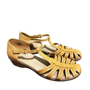 Easy Spirit Women's Ryanne Flat Fisherman Sandal, Brown, 9.5M US